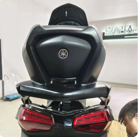 پشت زین با پایه / تکیه گاه ترکنشین YAMAHA Xmax / اصل / سری جدید کد 000014