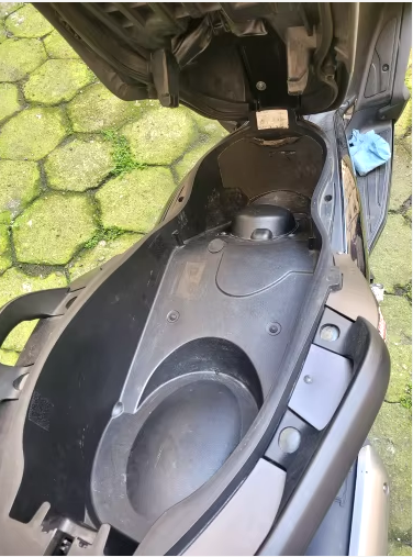 کاور چرم داخل زیر زین YAMAHA Xmax Old face / Xmax New face / ساخت تایلند اصل 200476