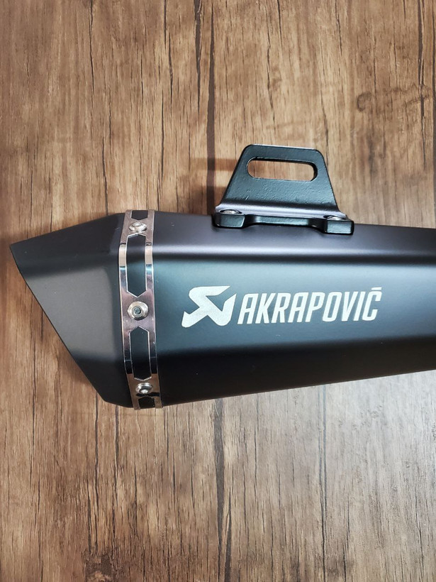 اگزوز قهرمانی مشکی مات AKRAPOVIC