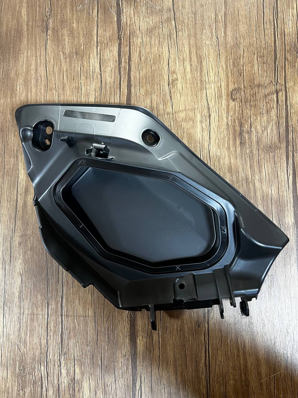 قاب پشت درب داشبورد سمت راست YAMAHA XMAX NEW FACE ساخت اندونزی اصل کد 200253