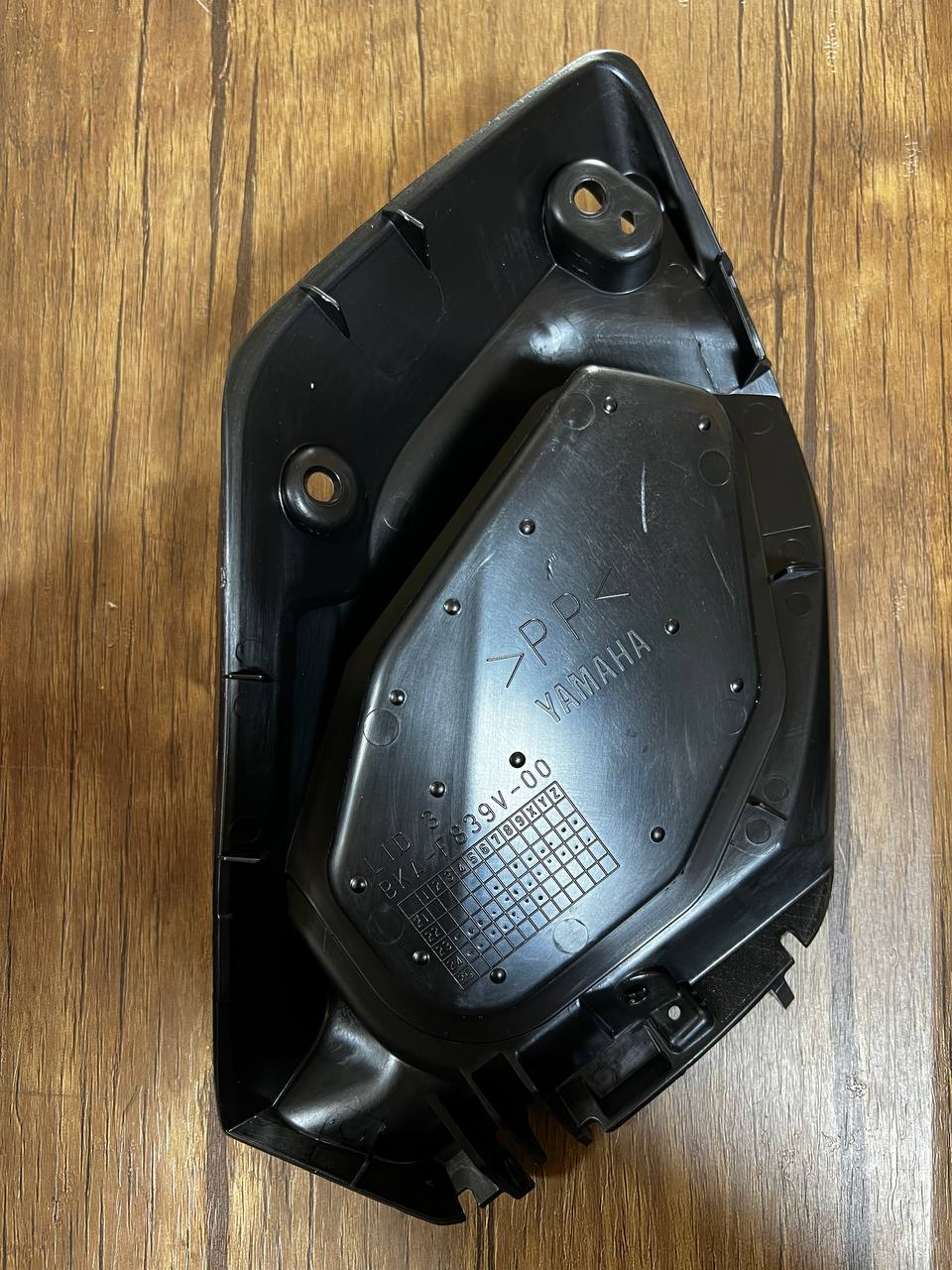 قاب پشت درب داشبورد سمت راست YAMAHA XMAX NEW FACE ساخت اندونزی اصل کد 200253