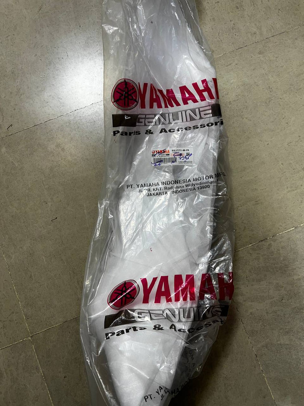 فلاپ گیتاری قرمز سمت چپ YAMAHA Nmax ساخت اندونزی اصل کد 200133