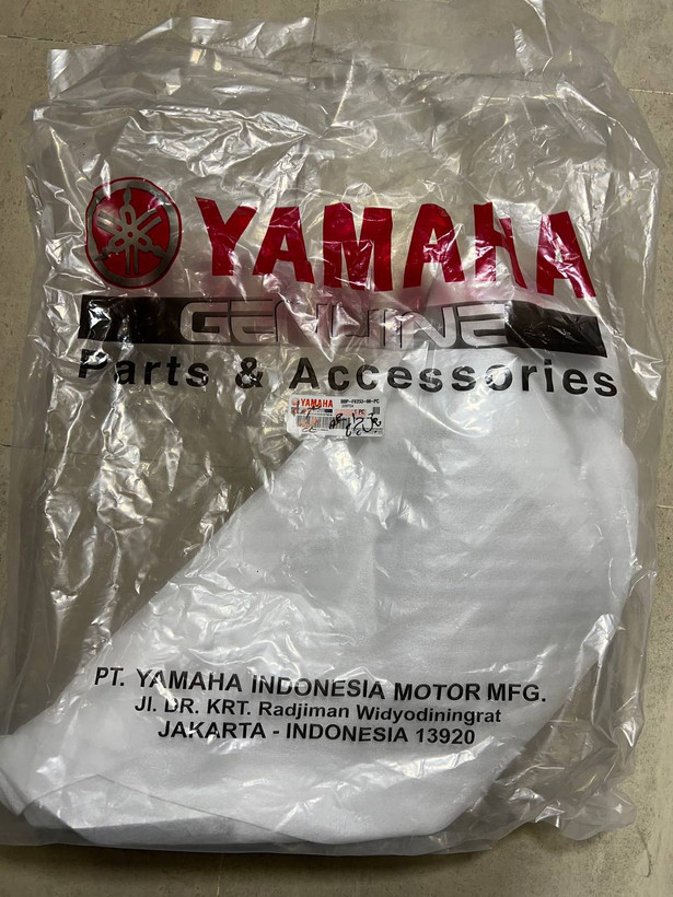 فلاپ بغل چراغ نقره ای سمت چپ YAMAHA Aerox اندونزی اصل کد200003