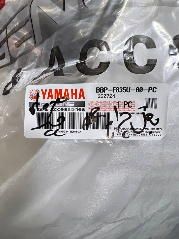 فلاپ بغل چراغ نقره ای سمت چپ YAMAHA Aerox اندونزی اصل کد200003