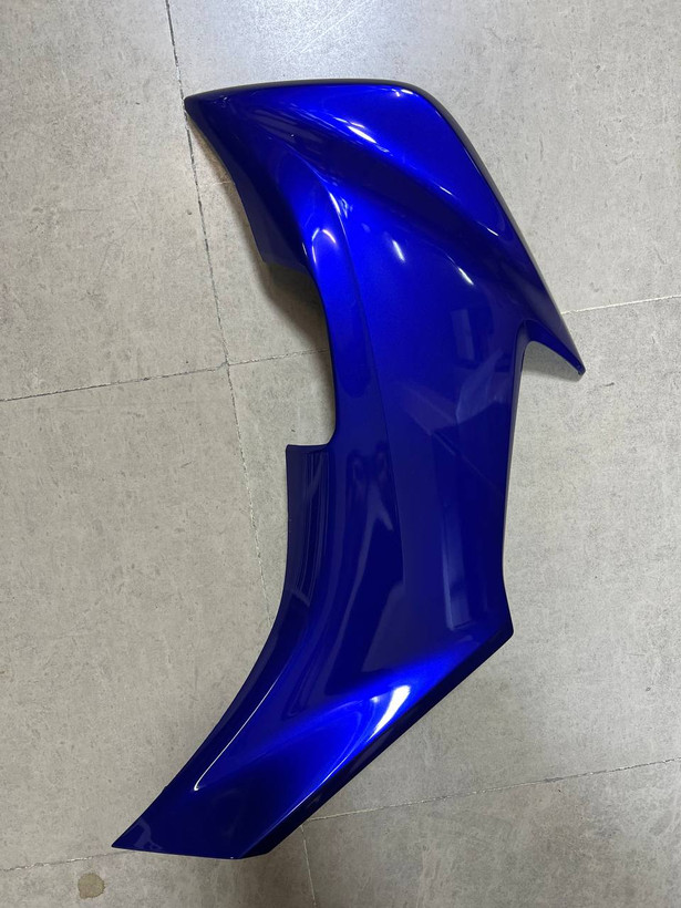 فلاپ بغل چراغ آبی سمت چپ YAMAHA Aerox/ ساخت اندونزی اصل کد 200025