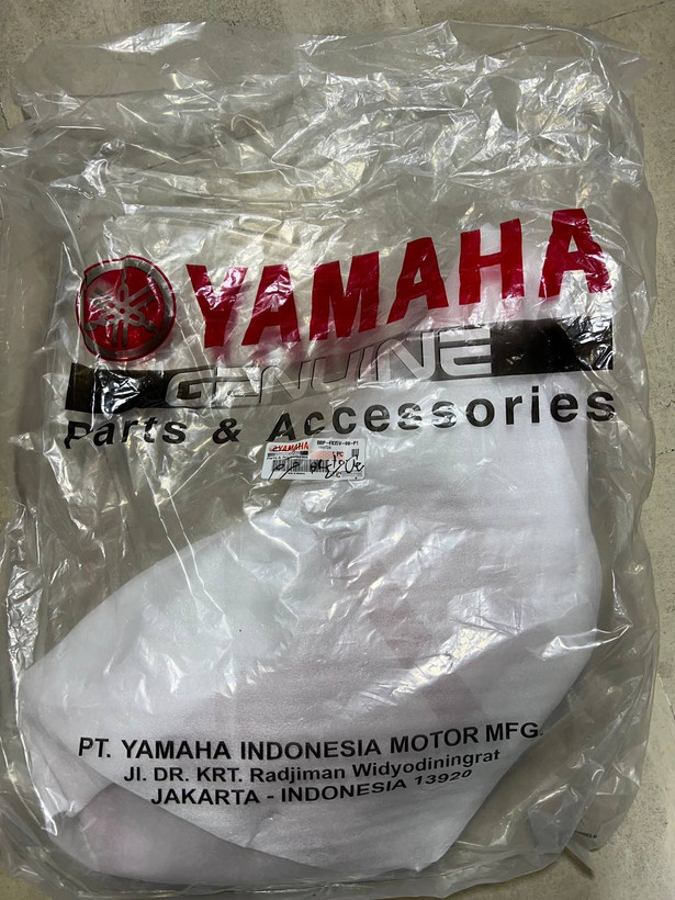 فلاپ بغل چراغ سمت راست قرمز YAMAHA Aerox اندونزی اصل کد 200016