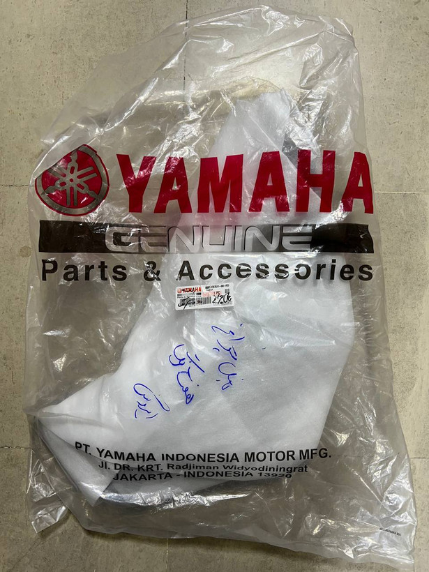 فلاپ بغل چراغ سمت راست سایبرسیتی(هفت رنگ) YAMAHA Aerox ساخت اندونزی اصل کد200046