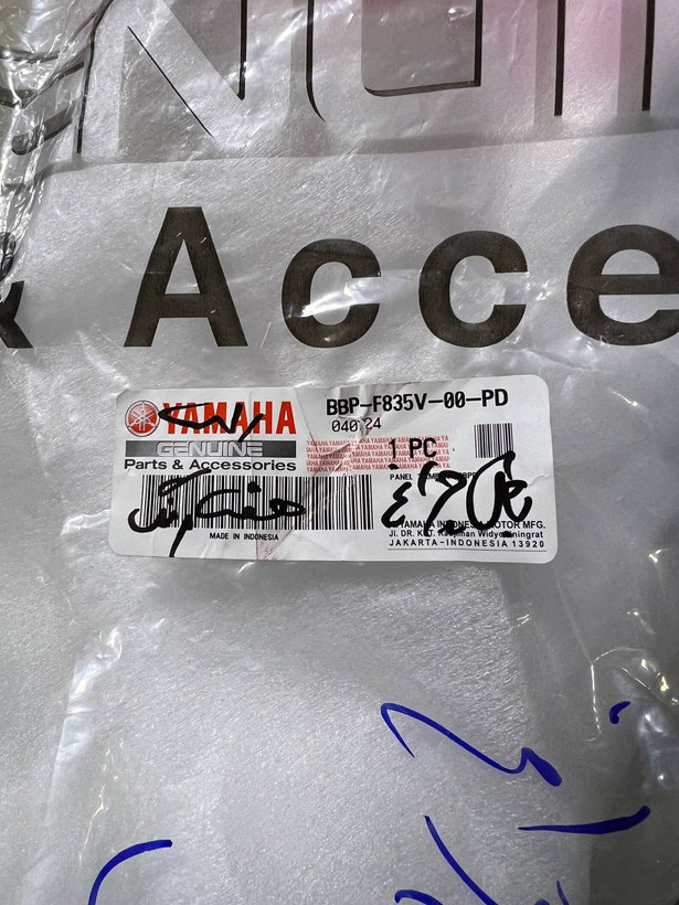 فلاپ بغل چراغ سمت راست سایبرسیتی(هفت رنگ) YAMAHA Aerox ساخت اندونزی اصل کد200046