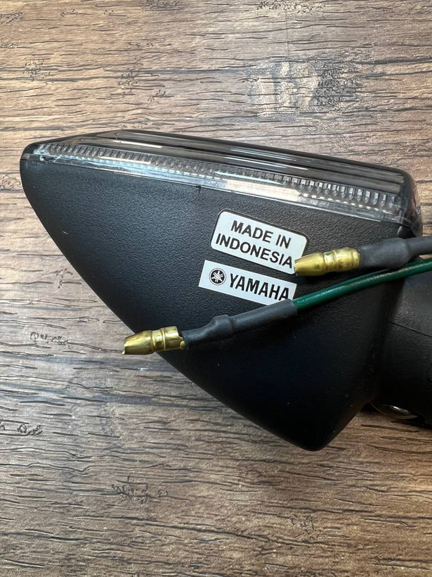 راهنما عقب سمت راست YAMAHA MxKing ساخت اندونزی اصل کد 200360