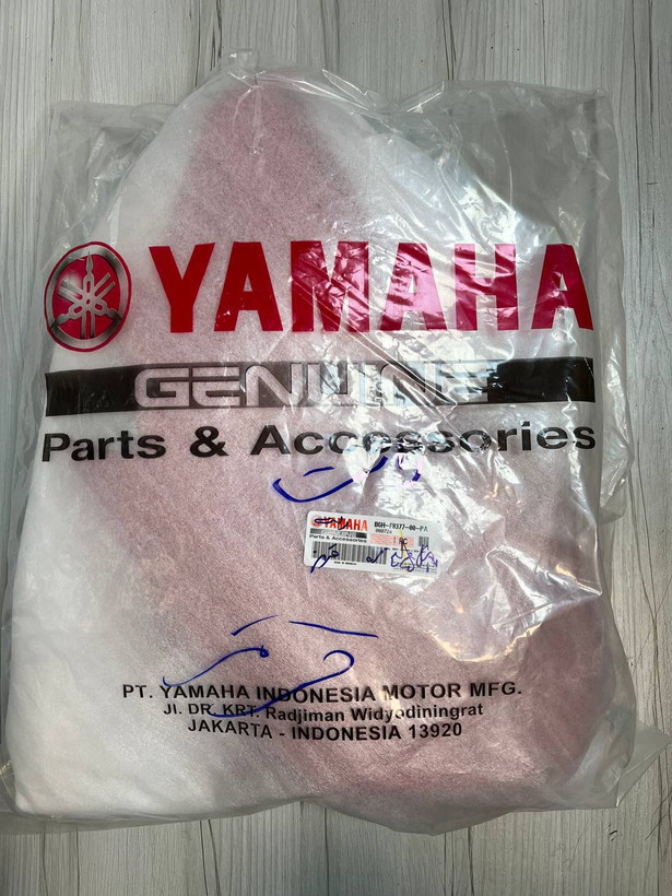 فلاپ بغل چراغ قرمز متالیک سمت راست YAMAHA Nmax ساخت اندونزی اصل کد 200132