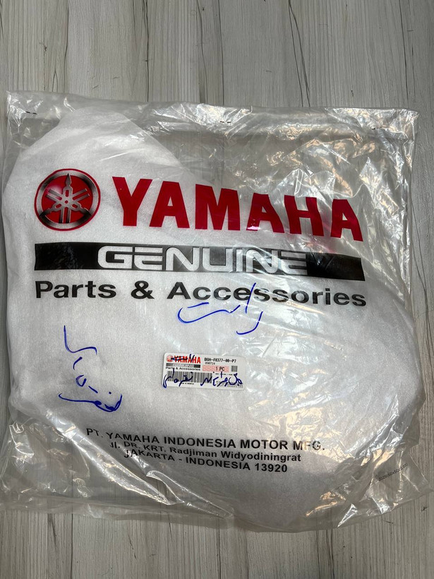 فلاپ بغل چراغ نقره ای سمت راست YAMAHA Nmax ساخت اندونزی اصل کد 200141