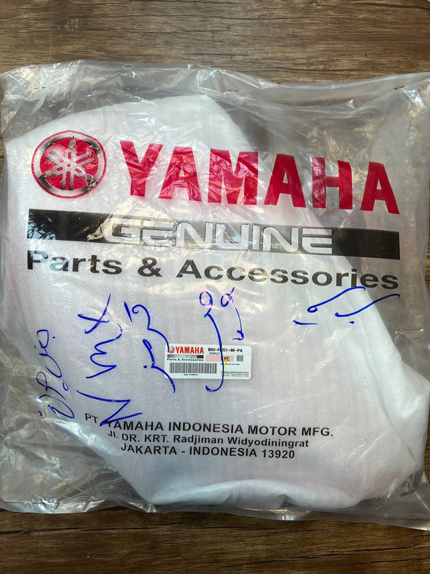 فلاپ بغل چراغ قرمز متالیک سمت چپ YAMAHA Nmax ساخت اندونزی اصل کد 200131