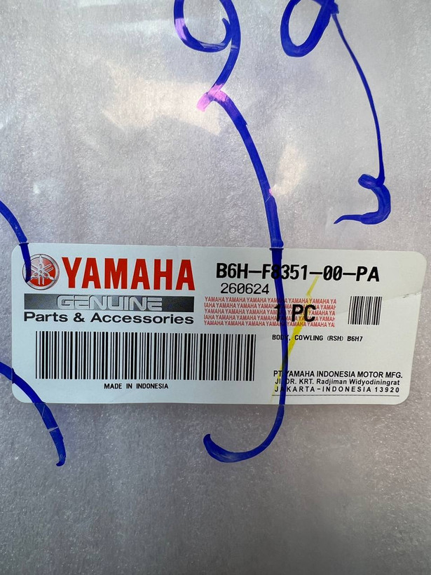 فلاپ بغل چراغ قرمز متالیک سمت چپ YAMAHA Nmax ساخت اندونزی اصل کد 200131