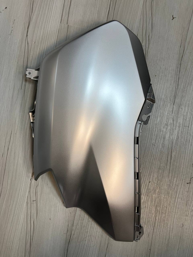 فلاپ بغل چراغ نقره ای سمت چپ YAMAHA Nmax ساخت اندونزی اصل کد 200140