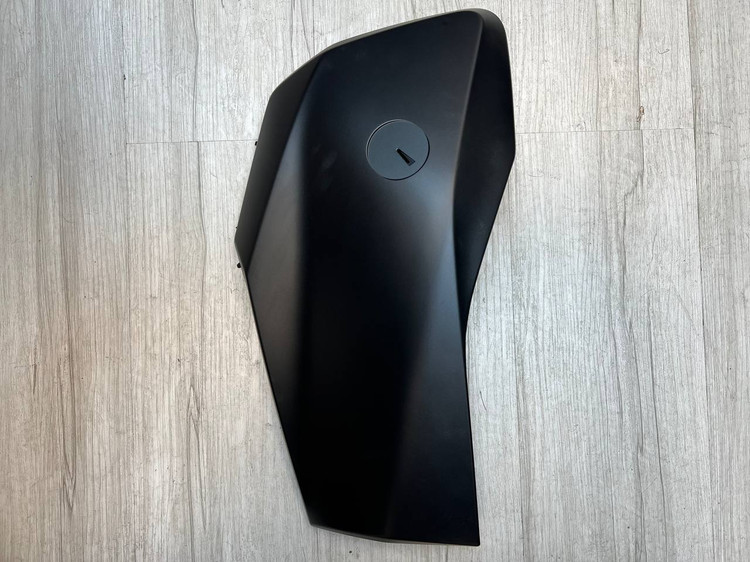 فلاپ بغل چراغ سمت چپ مشکی مات XMAX NEW FACE / اتاق جدید / ساخت اندونزی اصل