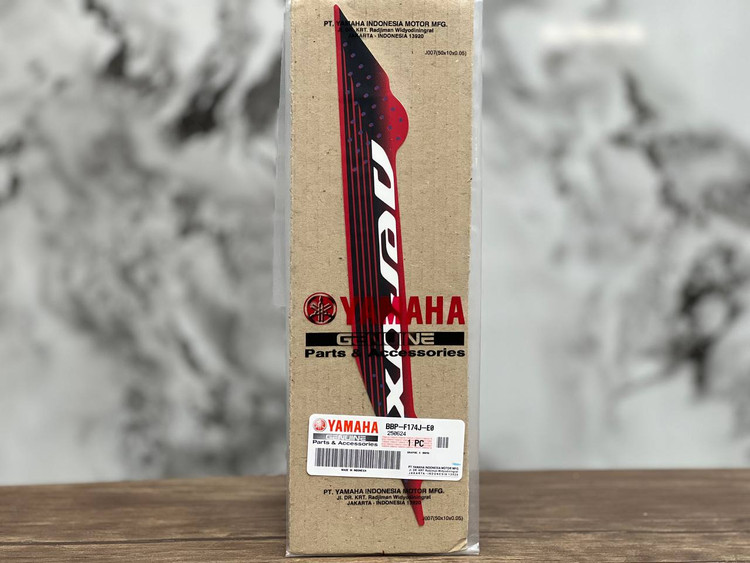 برچسب / استیکر روی گیتاری عقب قرمز سمت چپ YAMAHA Aerox / ساخت اندونزی اصل کد200019