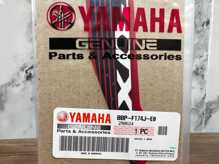 برچسب / استیکر روی گیتاری عقب قرمز سمت چپ YAMAHA Aerox / ساخت اندونزی اصل کد200019