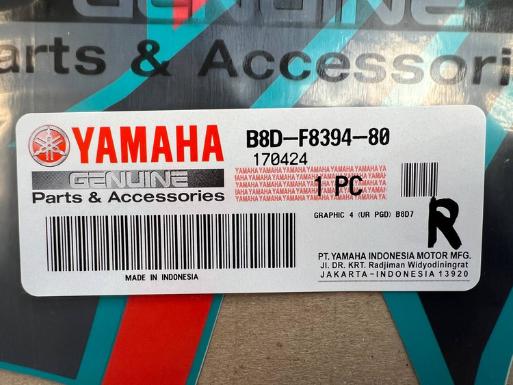 برچسب / استیکر روی فلاپ هواکش سمت راست ناردوگری YAMAHA Mt15 Gray / ساخت اندونزی اصل کد 200079