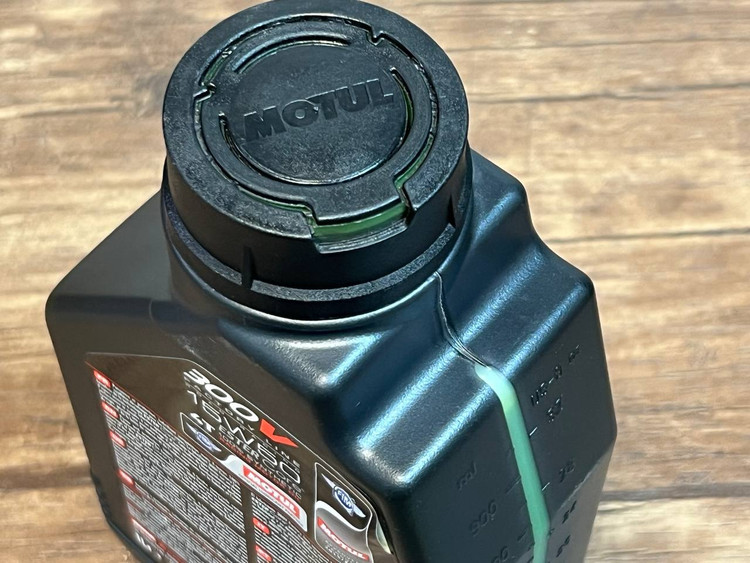 روغن موتور موتول 1 لیتر مخصوص موتورهای ریس و موتورهای سنگین MOTUL 300V 15W50 / ساخت کشور فرانسه اصل
