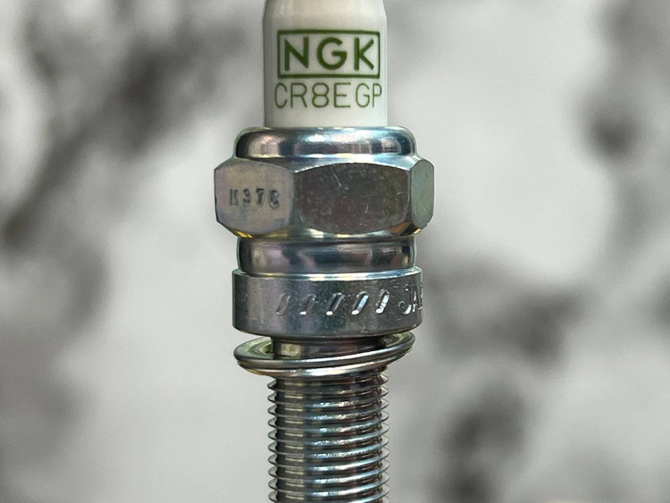 شمع موتور سیکلت پایه بلند سوزنی NGK G-POWR CR8EGP 3596 / ساخت ژاپن اصل کد 200791