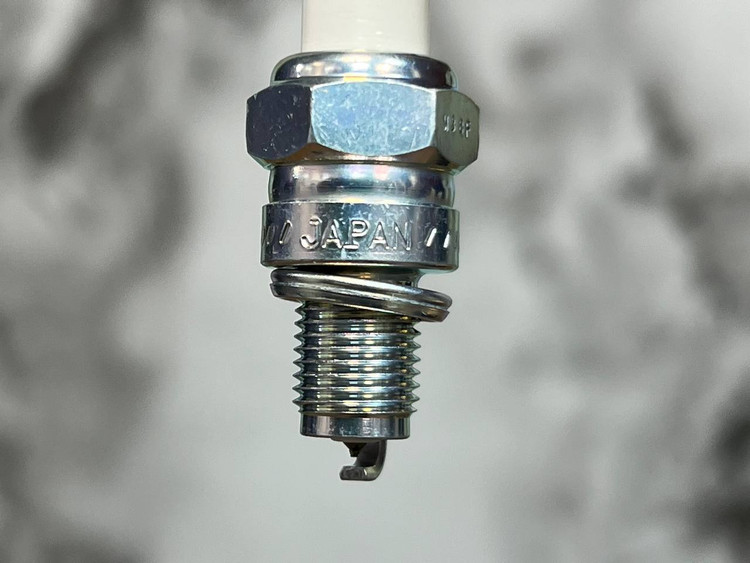 شمع موتور سیکلت پایه کوتاه سوزنی NGK G-POWR CR7HGP 3595 / ساخت ژاپن اصل کد 200793