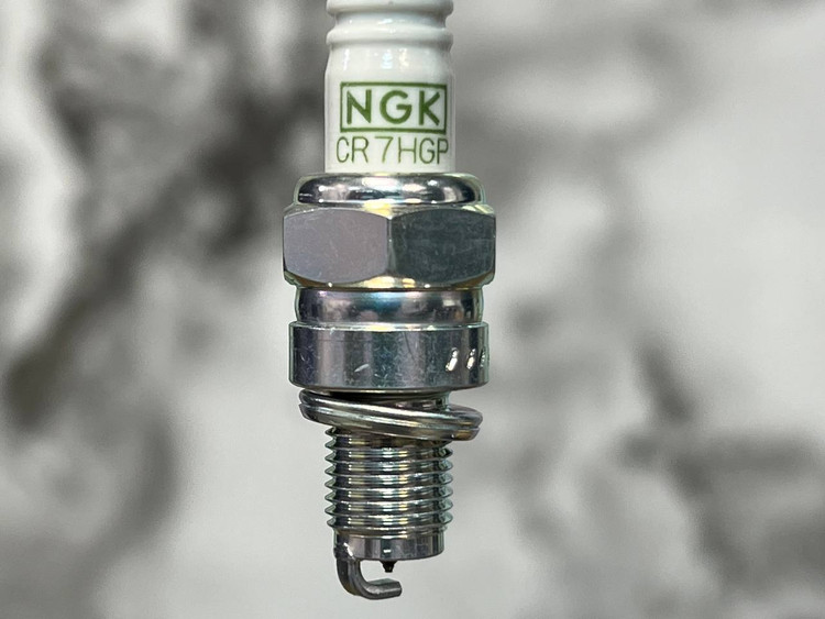 شمع موتور سیکلت پایه کوتاه سوزنی NGK G-POWR CR7HGP 3595 / ساخت ژاپن اصل کد 200793
