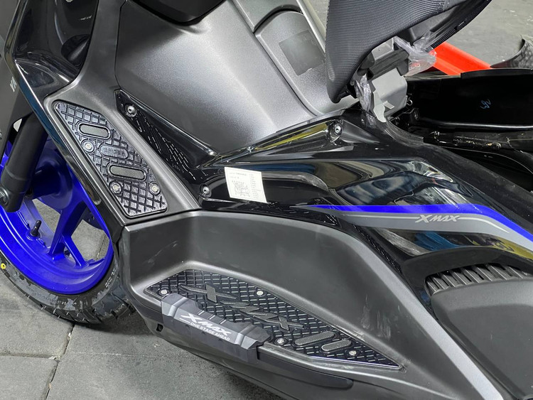 کف پایی اسپرت رنگ مشکی YAMAHA Xmax ساخت تایلند اصل کد ۰۰۰۱۴۴