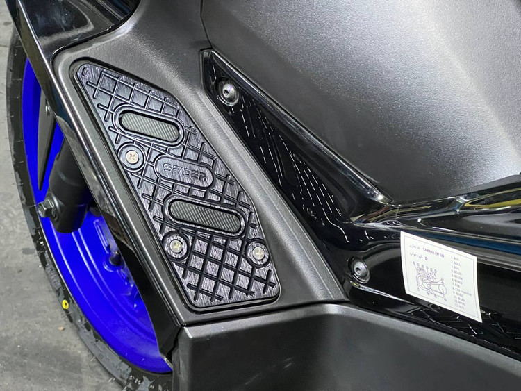 کف پایی اسپرت رنگ مشکی YAMAHA Xmax ساخت تایلند اصل کد ۰۰۰۱۴۴