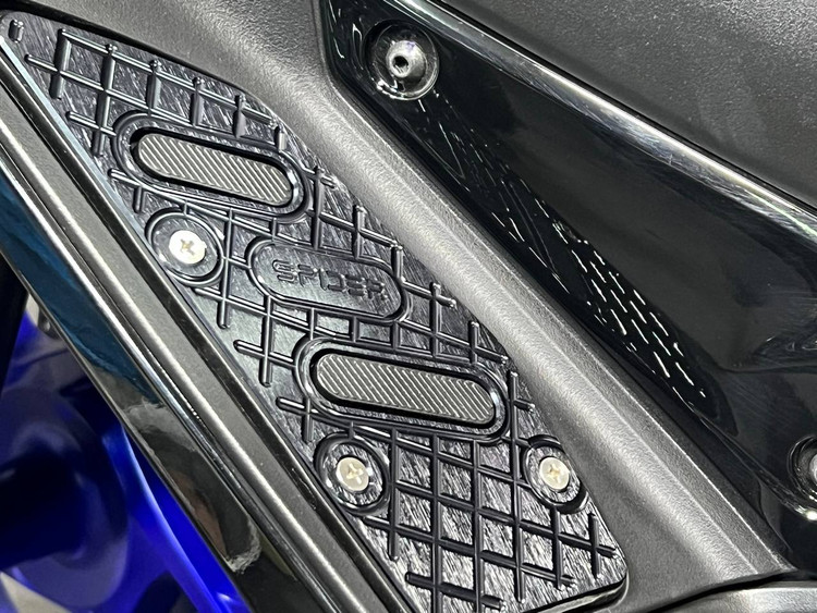 کف پایی اسپرت رنگ مشکی YAMAHA Xmax ساخت تایلند اصل کد ۰۰۰۱۴۴