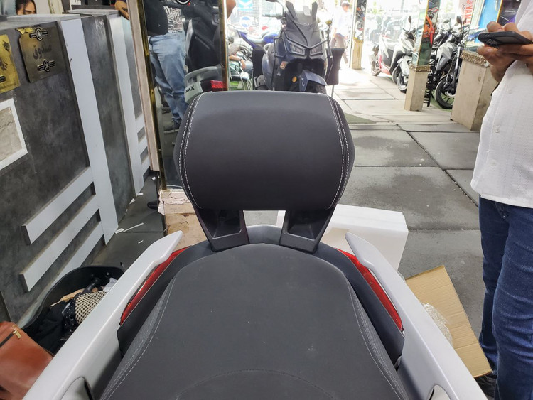 پشت زین وی جی / تکیه گاه ترکنشین YAMAHA Xmax / اصل 000240