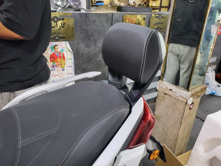 پشت زین وی جی / تکیه گاه ترکنشین YAMAHA Xmax / اصل 000240