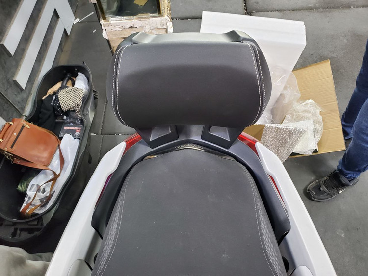پشت زین وی جی / تکیه گاه ترکنشین YAMAHA Xmax / اصل 000240