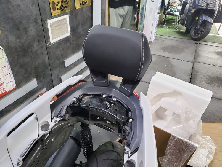 پشت زین وی جی / تکیه گاه ترکنشین YAMAHA Xmax / اصل 000240