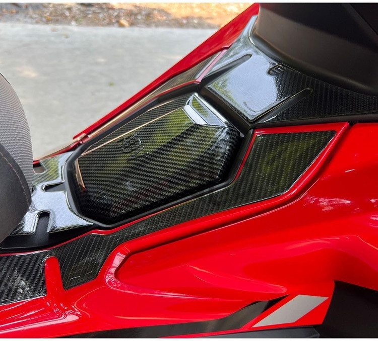 درب باک کربن HONDA ADV160 / ساخت تایلند اصل کد 201067