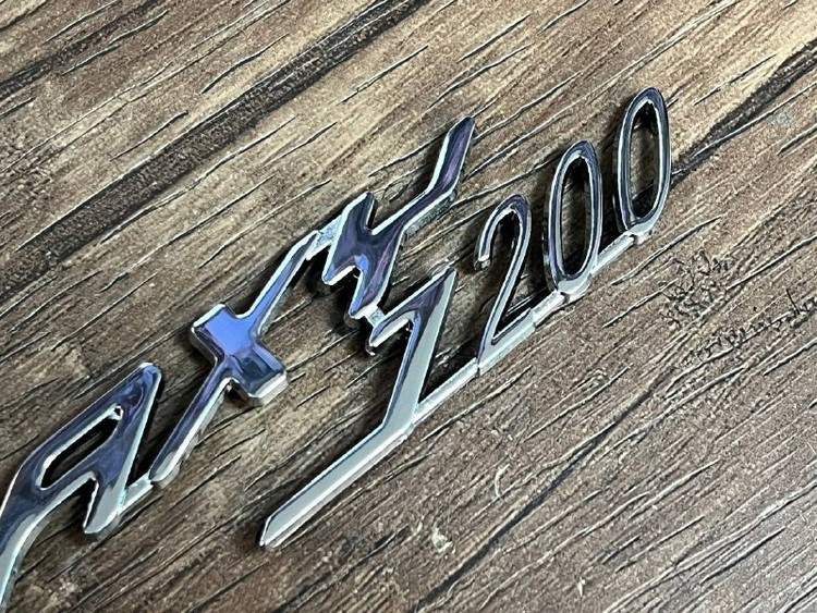 آرم سه بعدی استیل (نقره ای) Sym J200 / ساخت تایوان اصل کد 201019