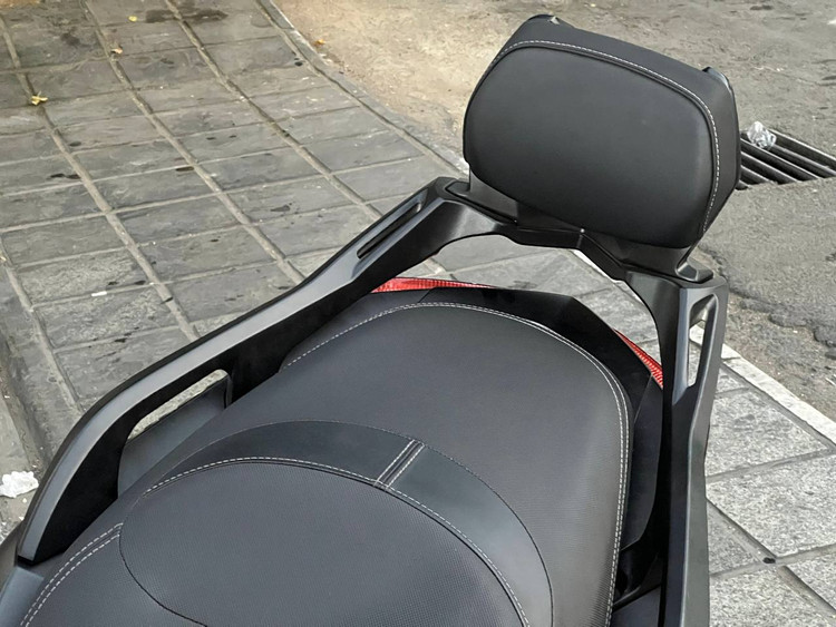 پشت زین با پایه / تکیه گاه ترکنشین YAMAHA Xmax / اصل / سری جدید کد 000014