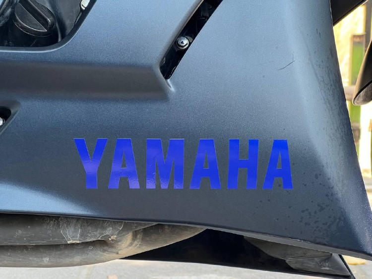 برچسب / استیکر یاماها روی فلاپ اسپایلر YAMAHA / ساخت اندونزی اصل کد 200514