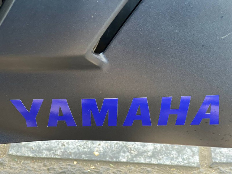 برچسب / استیکر یاماها روی فلاپ اسپایلر YAMAHA / ساخت اندونزی اصل کد 200514