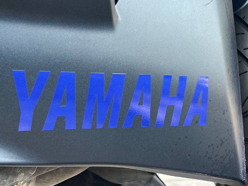 برچسب / استیکر یاماها روی فلاپ اسپایلر YAMAHA / ساخت اندونزی اصل کد 200514