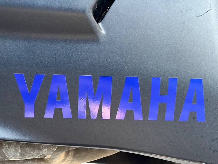 برچسب / استیکر یاماها روی فلاپ اسپایلر YAMAHA / ساخت اندونزی اصل کد 200514