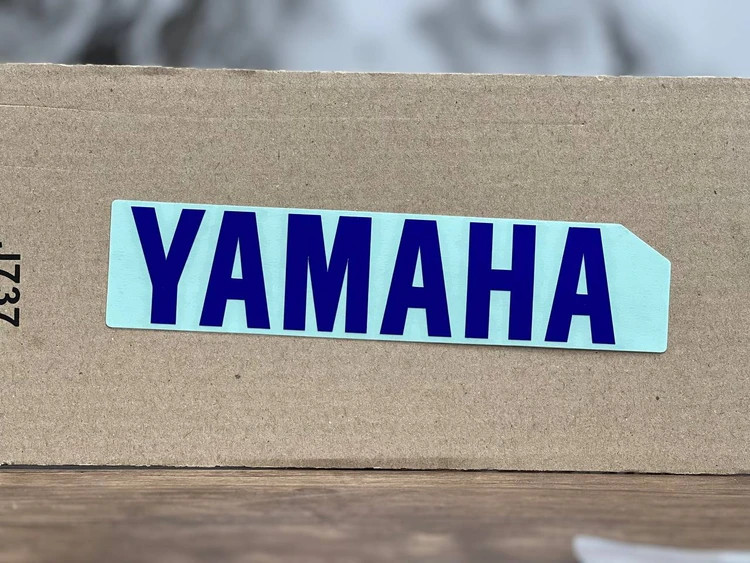 برچسب / استیکر یاماها روی فلاپ اسپایلر YAMAHA / ساخت اندونزی اصل کد 200514