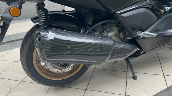 کاور اگزوز کربن YAMAHA Xmax ساخت تایلند اصل کد ۲۰۰۷۶۱