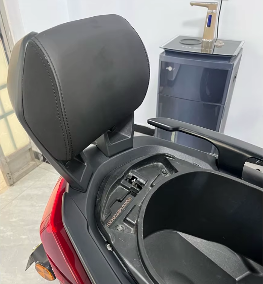 پشت زین وی جی / تکیه گاه ترکنشین YAMAHA Xmax / اصل 000240