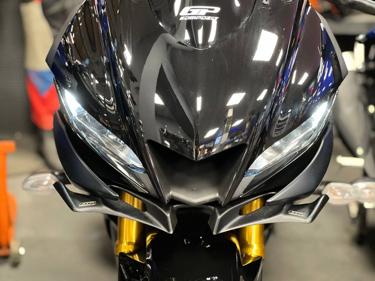 فلاپ باله زیر چراغ جلو YAMAHA R25 GP ترکیه اصل کد 201378