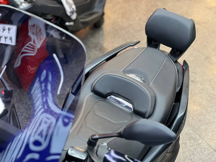 پشت زین وی جی / تکیه گاه ترکنشین YAMAHA Xmax / اصل 000240