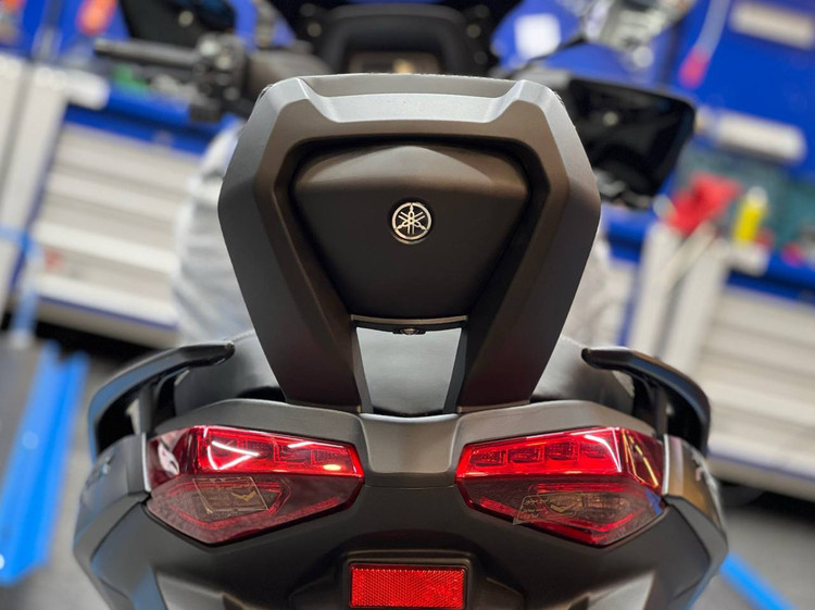 پشت زین وی جی / تکیه گاه ترکنشین YAMAHA Xmax / اصل 000240