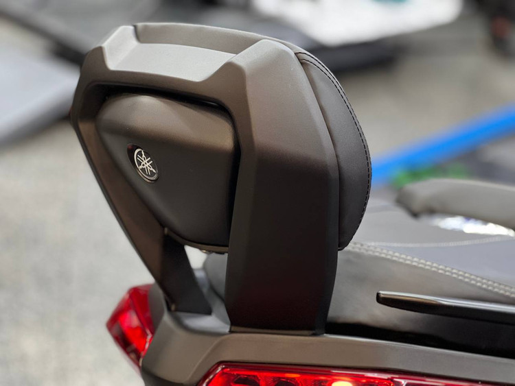پشت زین وی جی / تکیه گاه ترکنشین YAMAHA Xmax / اصل 000240