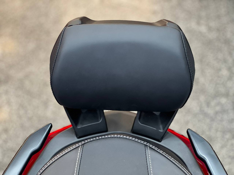 پشت زین وی جی / تکیه گاه ترکنشین YAMAHA Xmax / اصل 000240