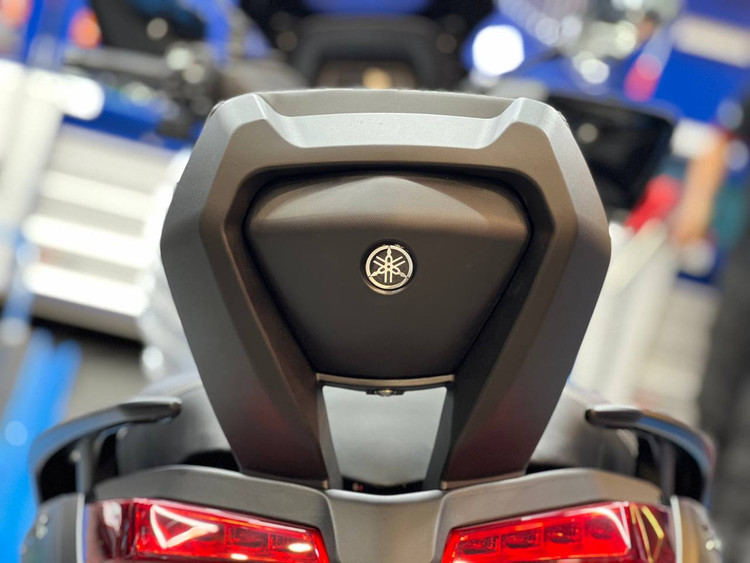 پشت زین وی جی / تکیه گاه ترکنشین YAMAHA Xmax / اصل 000240