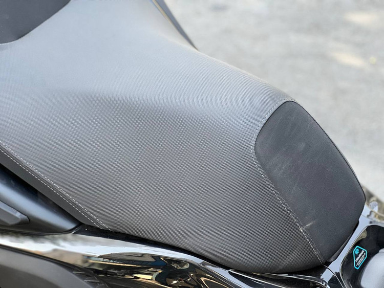 زین موتور فابریکی YAMAHA Xmax / مناسب اتاق جدید